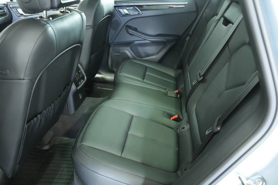 Certified 2025 Porsche Macan AWD/4WD image 27