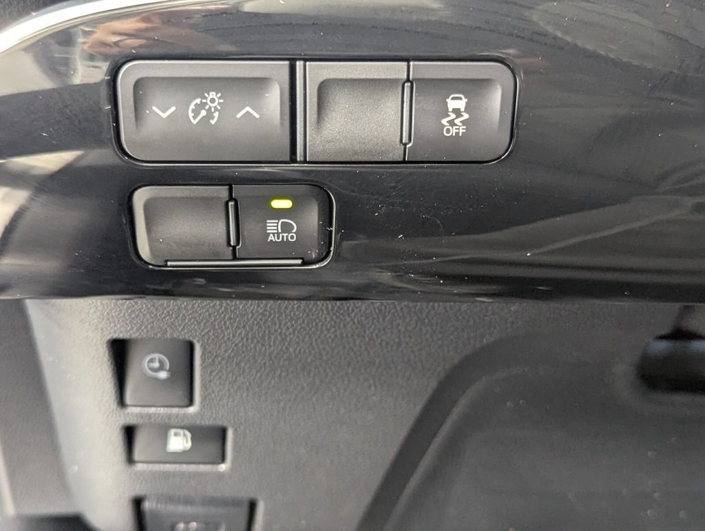 Used 2020 Toyota Prius Prime XLE FWD image 12