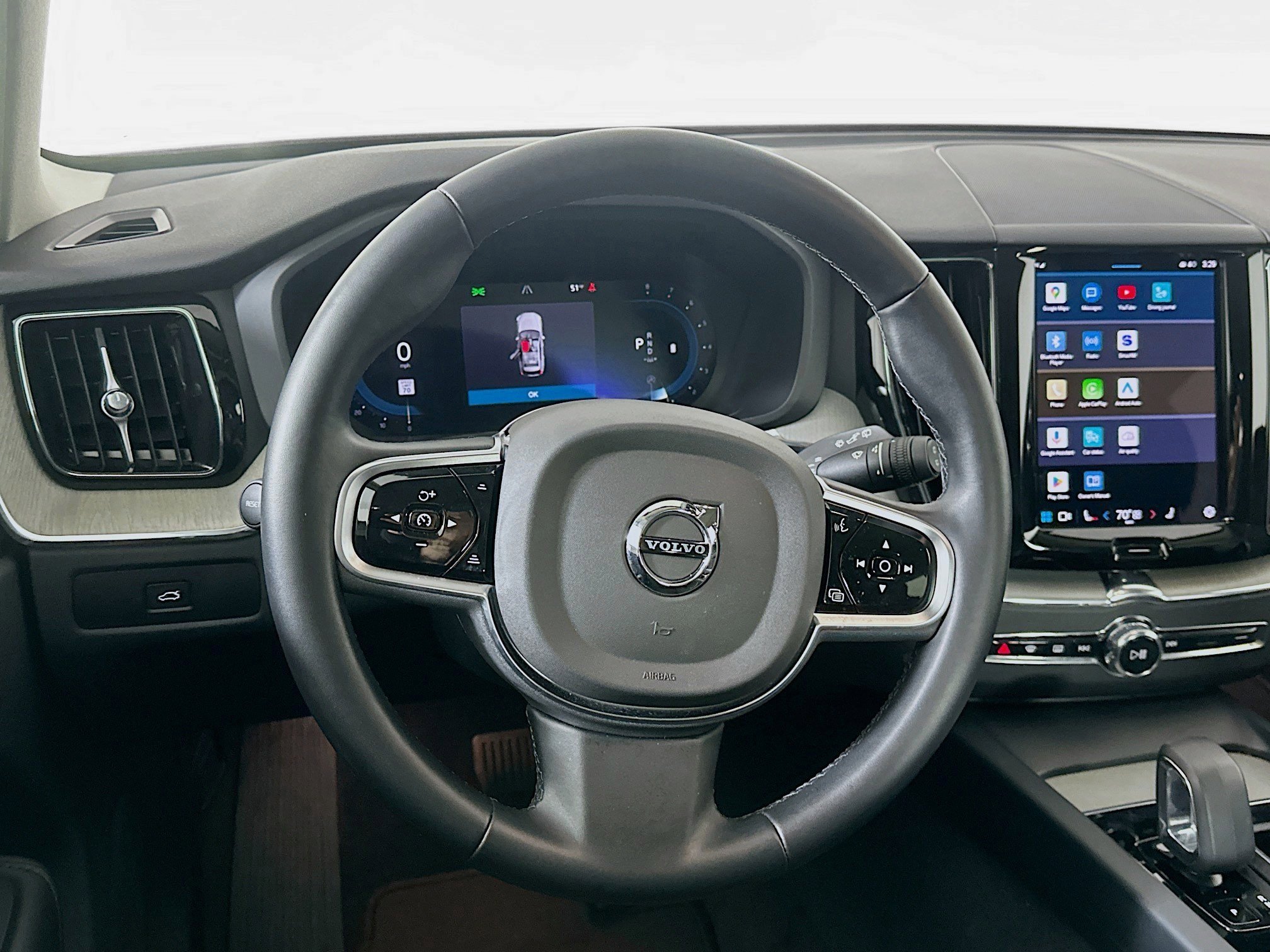 Used 2025 Volvo XC60 B5 Plus image 18
