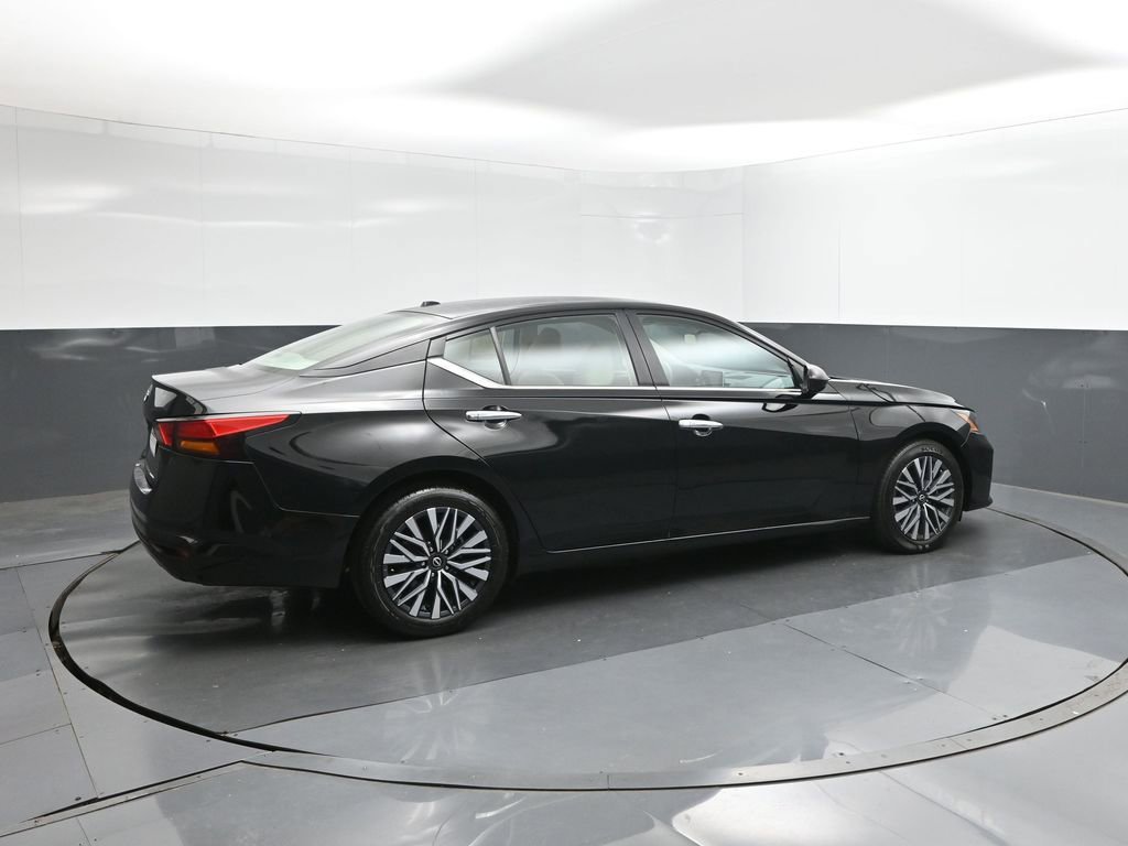 Used 2025 Nissan Altima 2.5 SV image 8