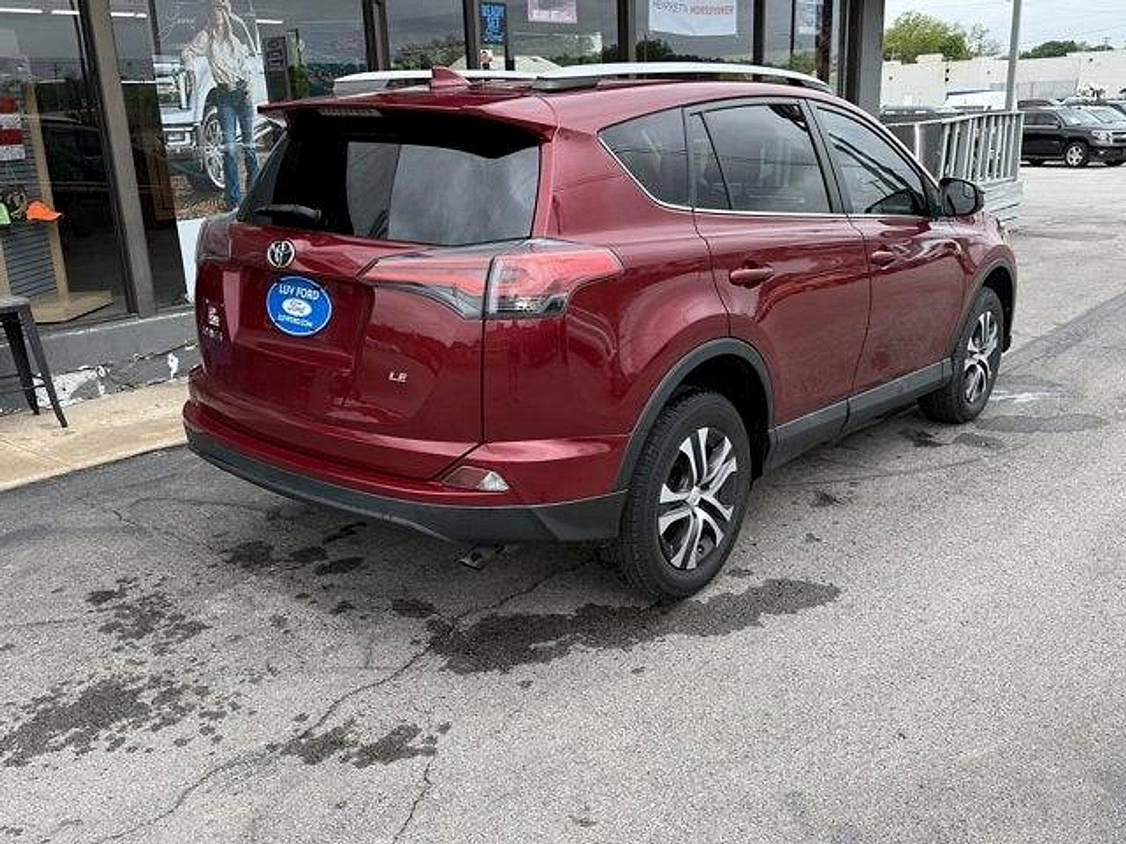 Used 2018 Toyota RAV4 LE FWD image 3