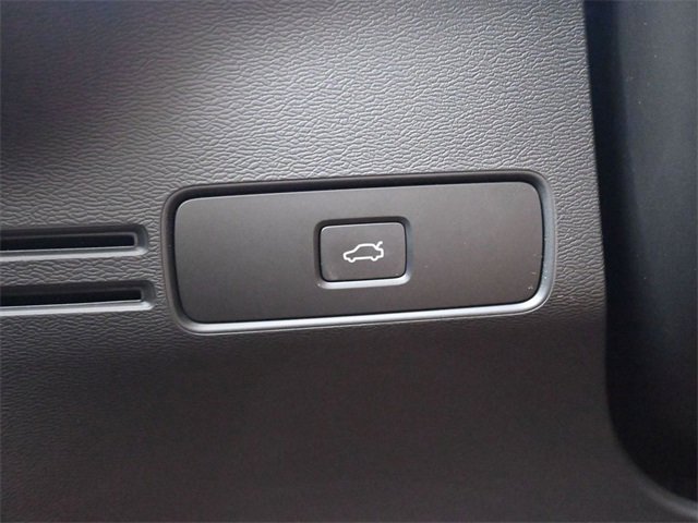 Used 2024 Volvo XC40 B5 Plus image 27