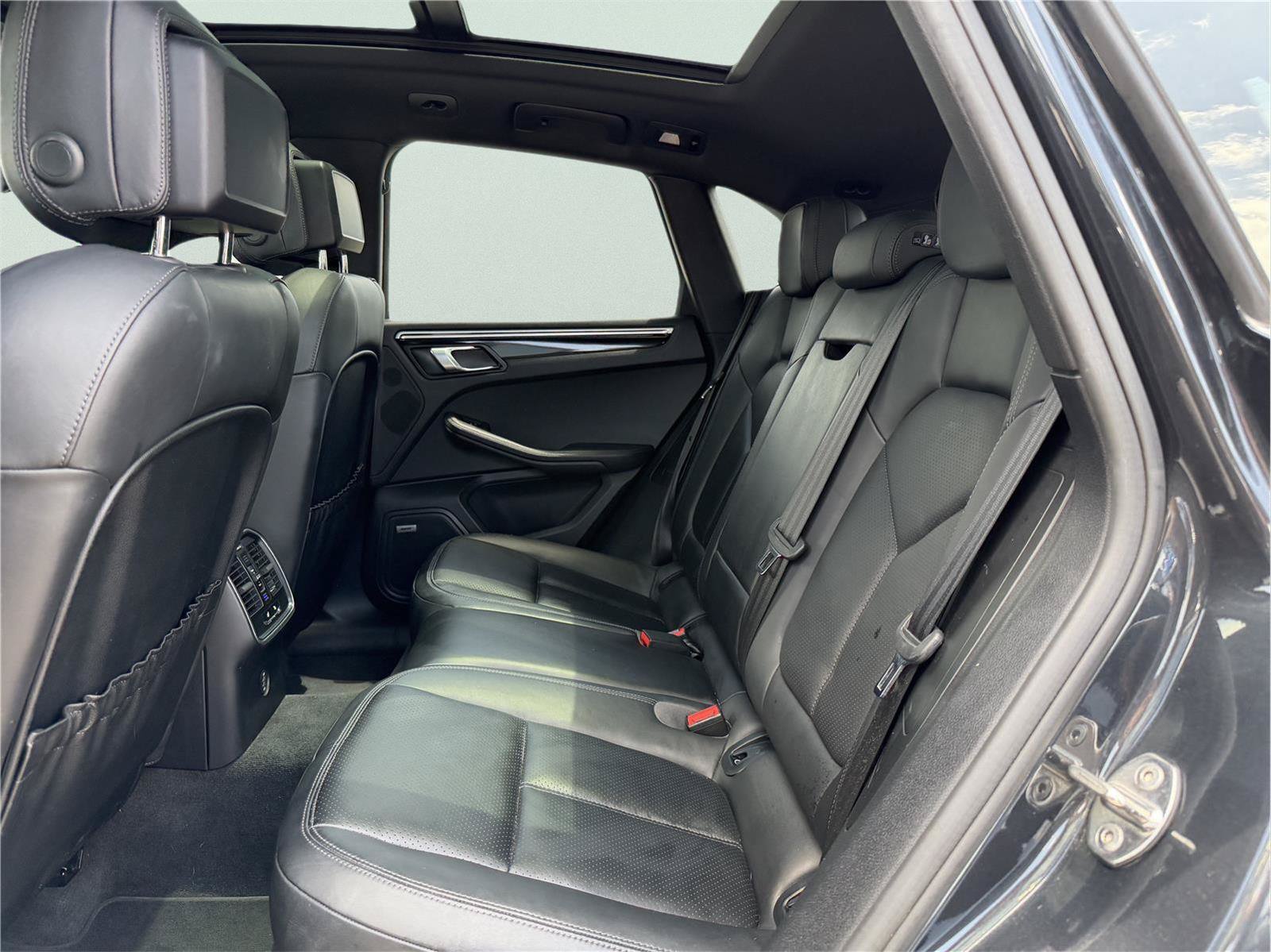 Used 2019 Porsche Macan AWD/4WD image 17
