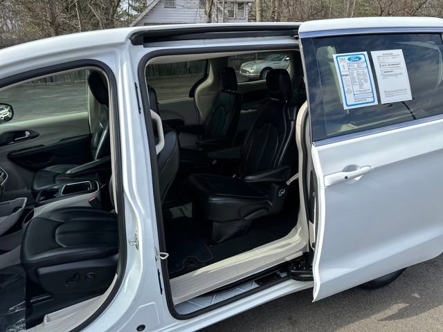 Used 2024 Chrysler Pacifica Touring-L FWD image 26