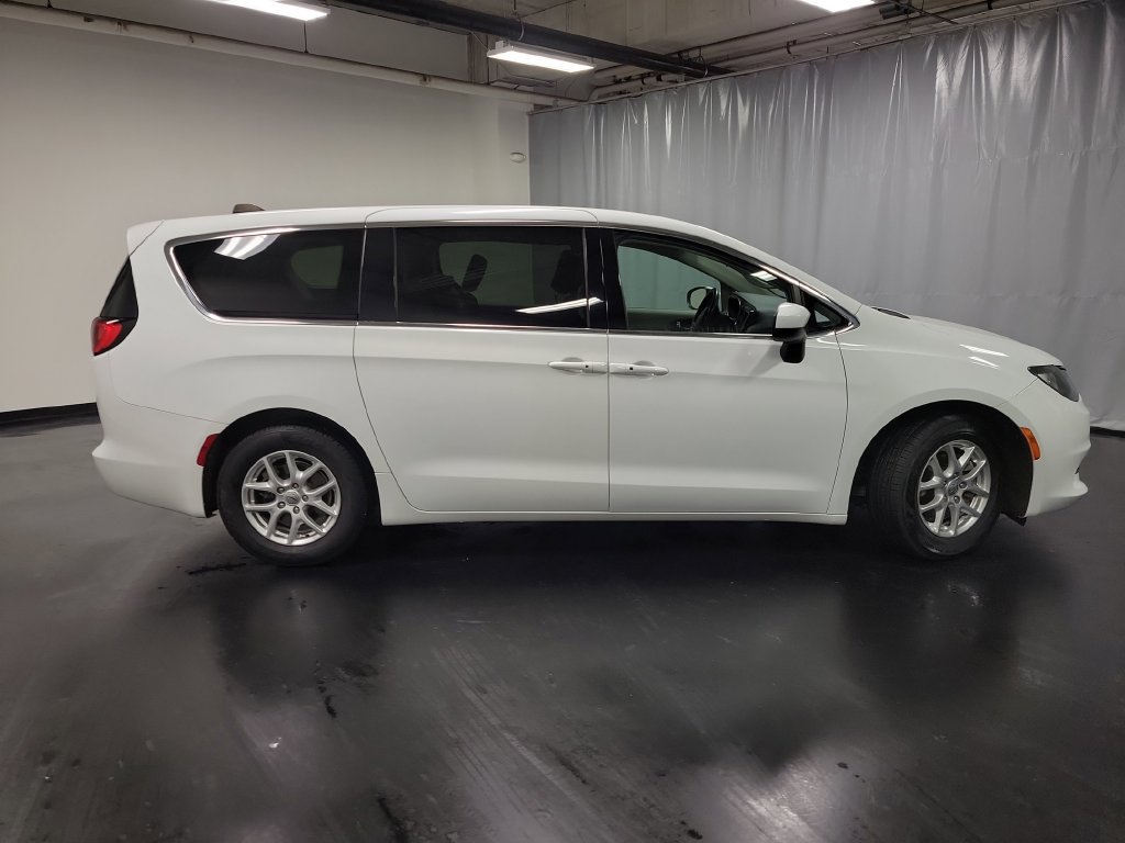 Used 2022 Chrysler Voyager LX FWD image 9