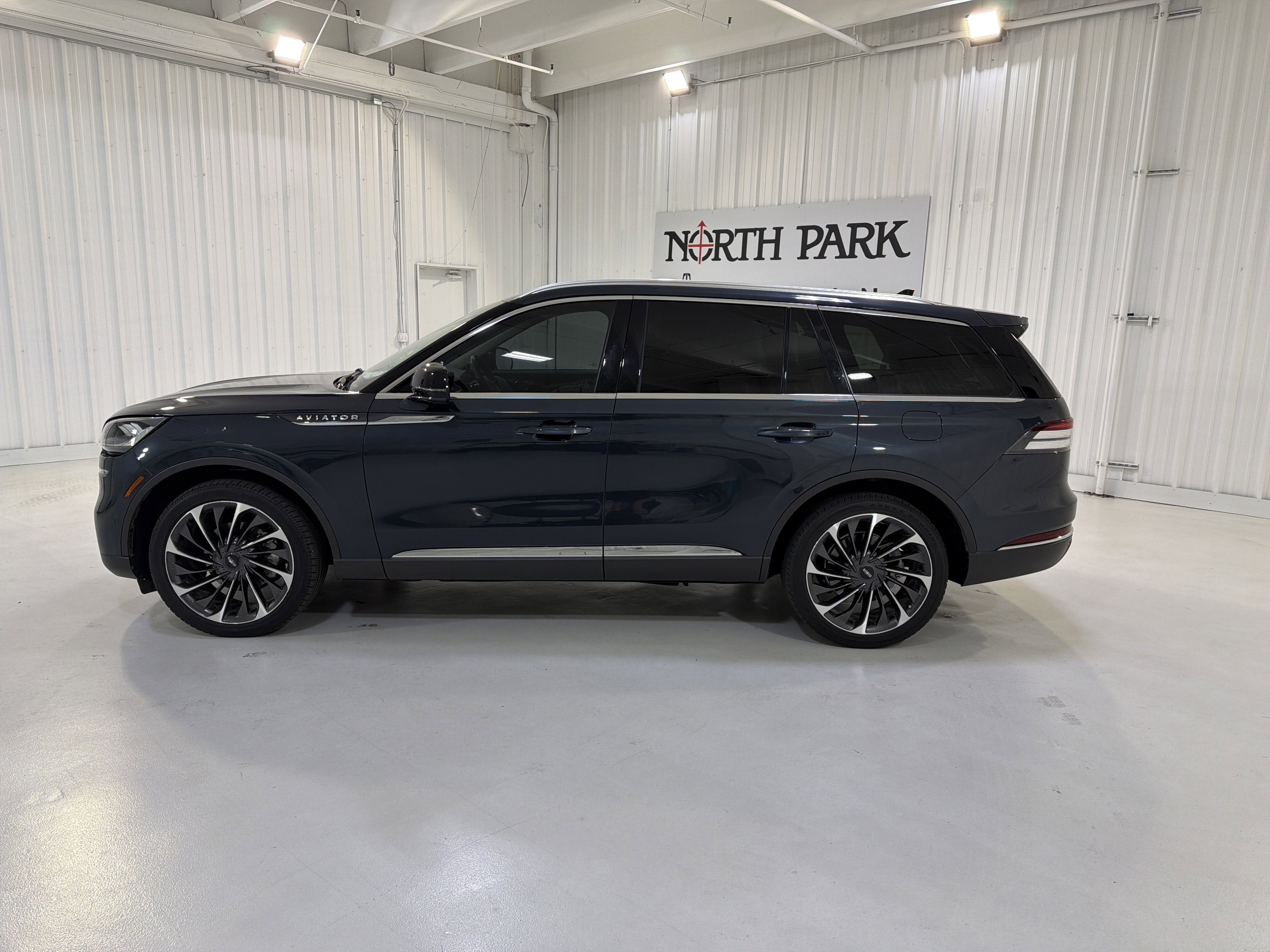 Used 2022 Lincoln Aviator Reserve w/ Equipment Group 201A AWD/4WD image 2