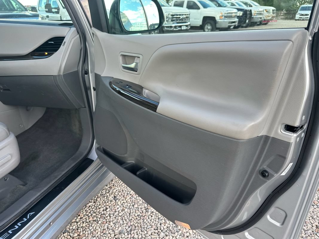 Used 2018 Toyota Sienna XLE w/ XLE Navigation Package AWD/4WD image 13