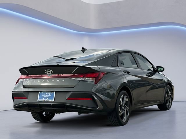 Used 2025 Hyundai Elantra Sport FWD image 5