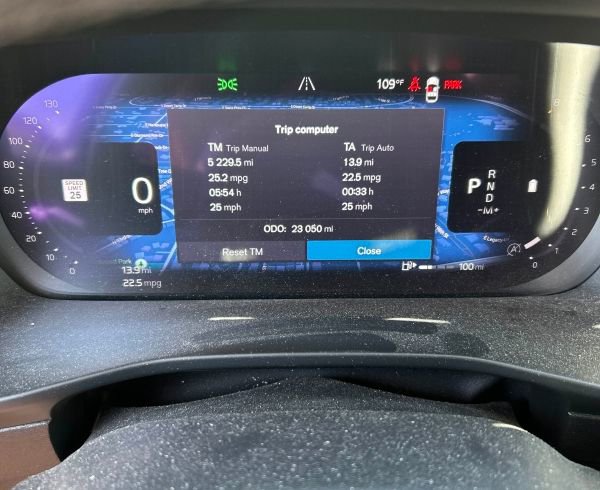 Used 2023 Volvo XC40 B5 Plus w/ Driver Assist Package AWD/4WD image 3