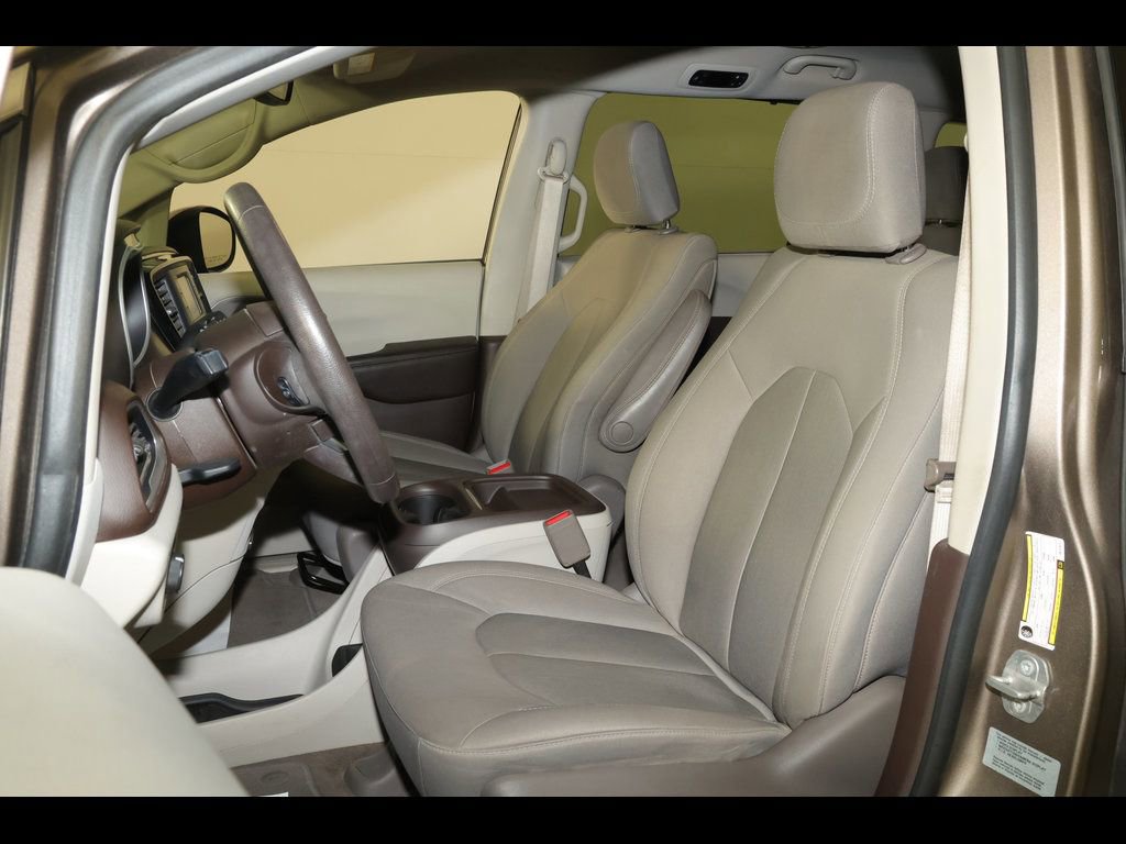 Used 2017 Chrysler Pacifica Touring Plus FWD image 2