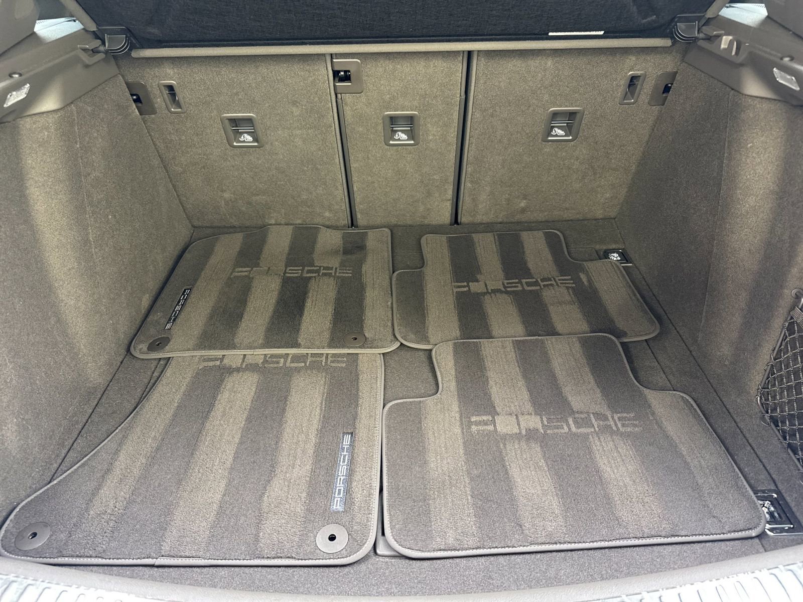 Certified 2025 Porsche Macan AWD/4WD image 17