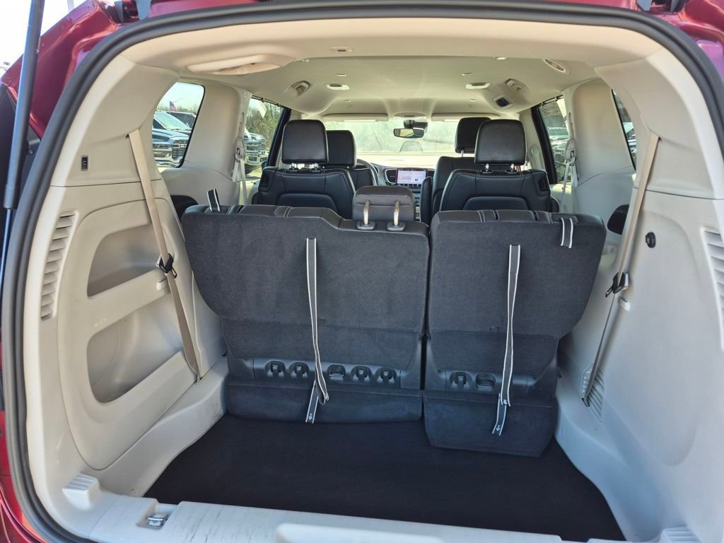 Used 2023 Chrysler Pacifica Touring-L image 11