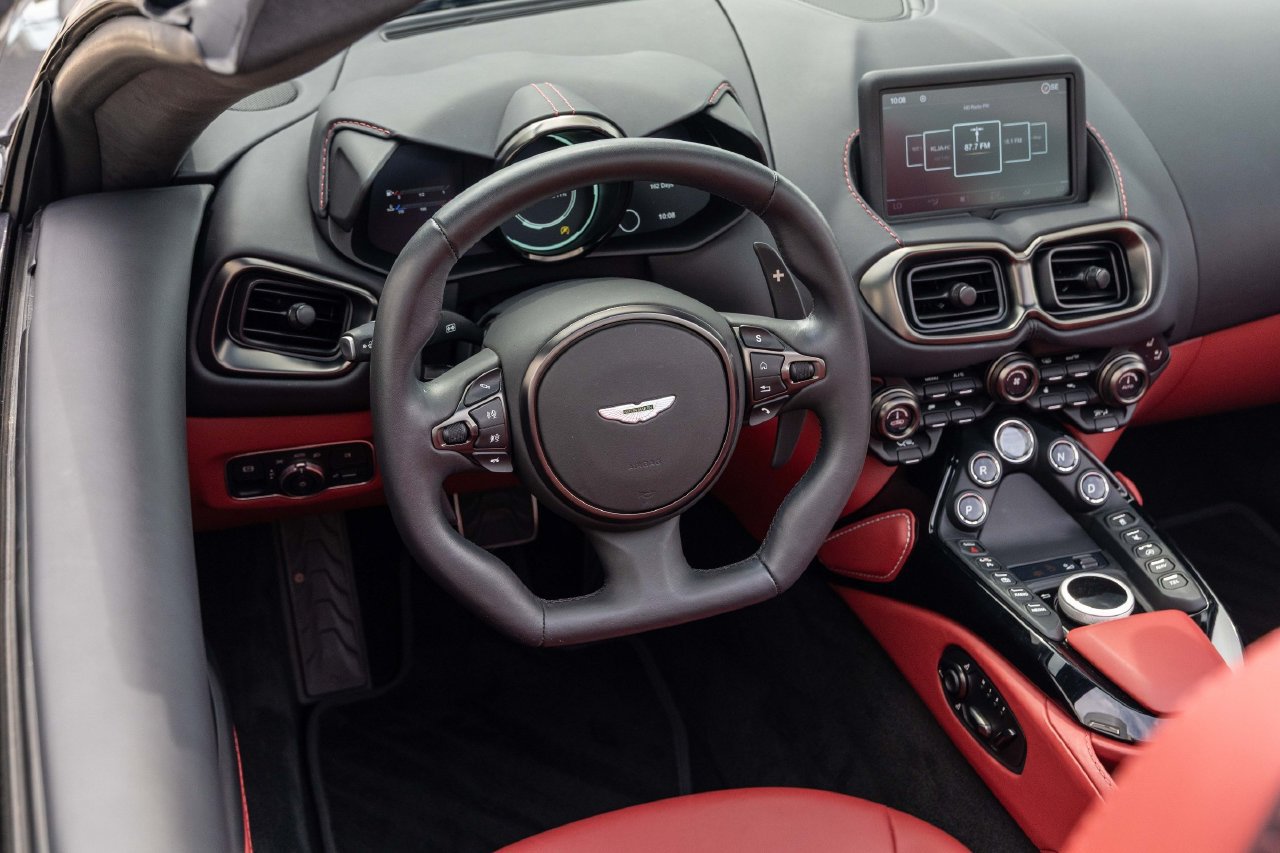 Used 2023 Aston Martin V8 Vantage Roadster RWD image 27