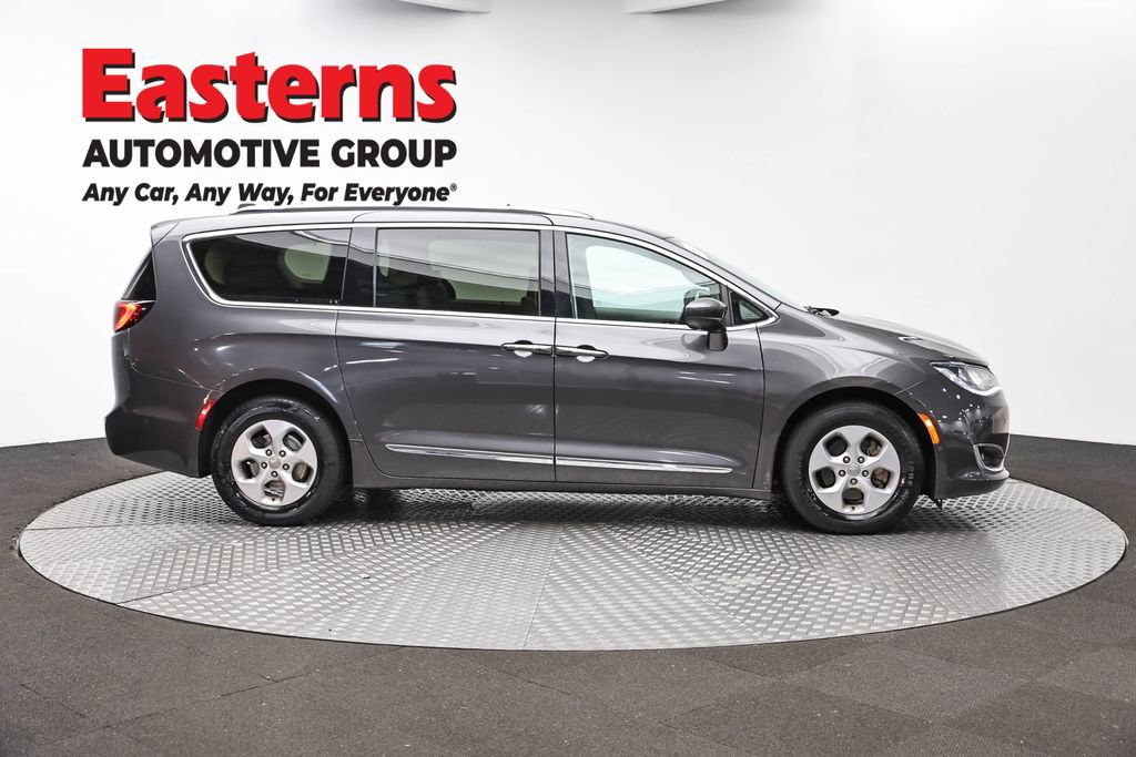 Used 2017 Chrysler Pacifica Touring-L Plus w/ Advanced Safetytec Group FWD image 4