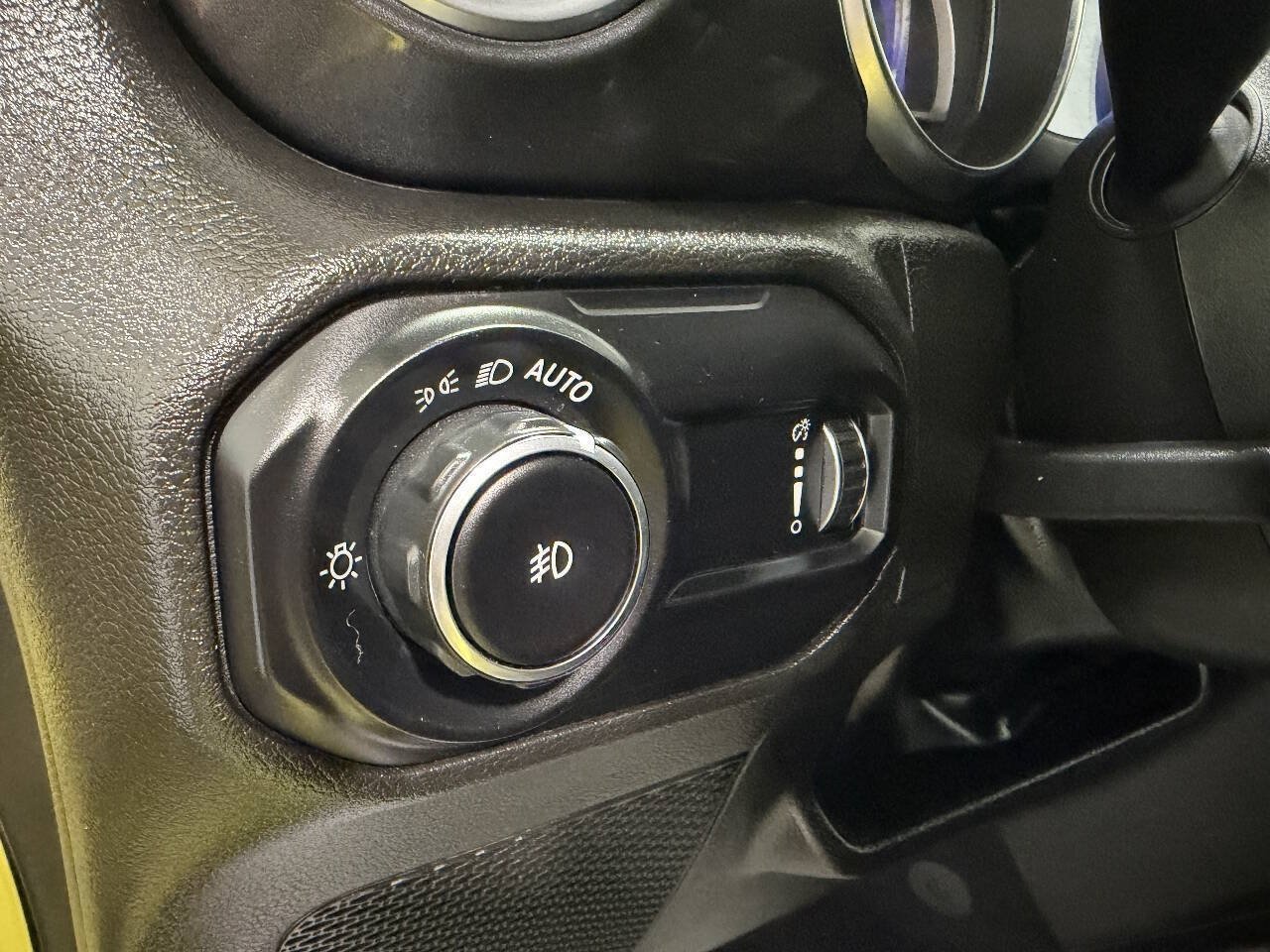Used 2023 Jeep Wrangler Unlimited Sahara AWD/4WD image 28