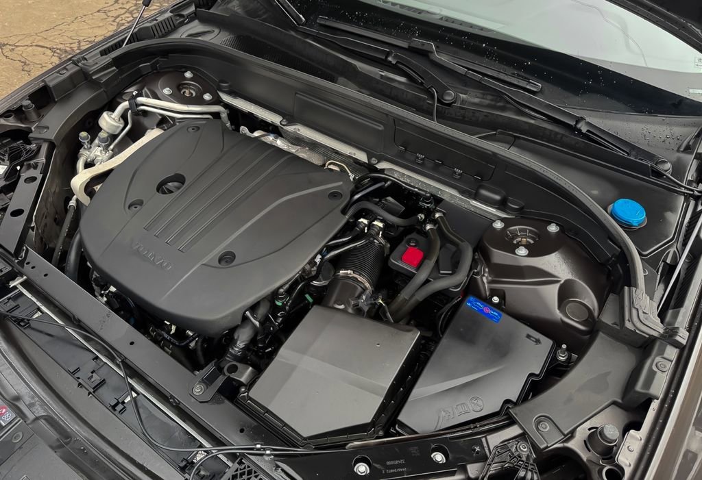 Used 2025 Volvo XC60 B5 Plus image 29