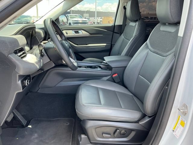Used 2025 Ford Explorer Active w/ Active Comfort Package RWD image 16