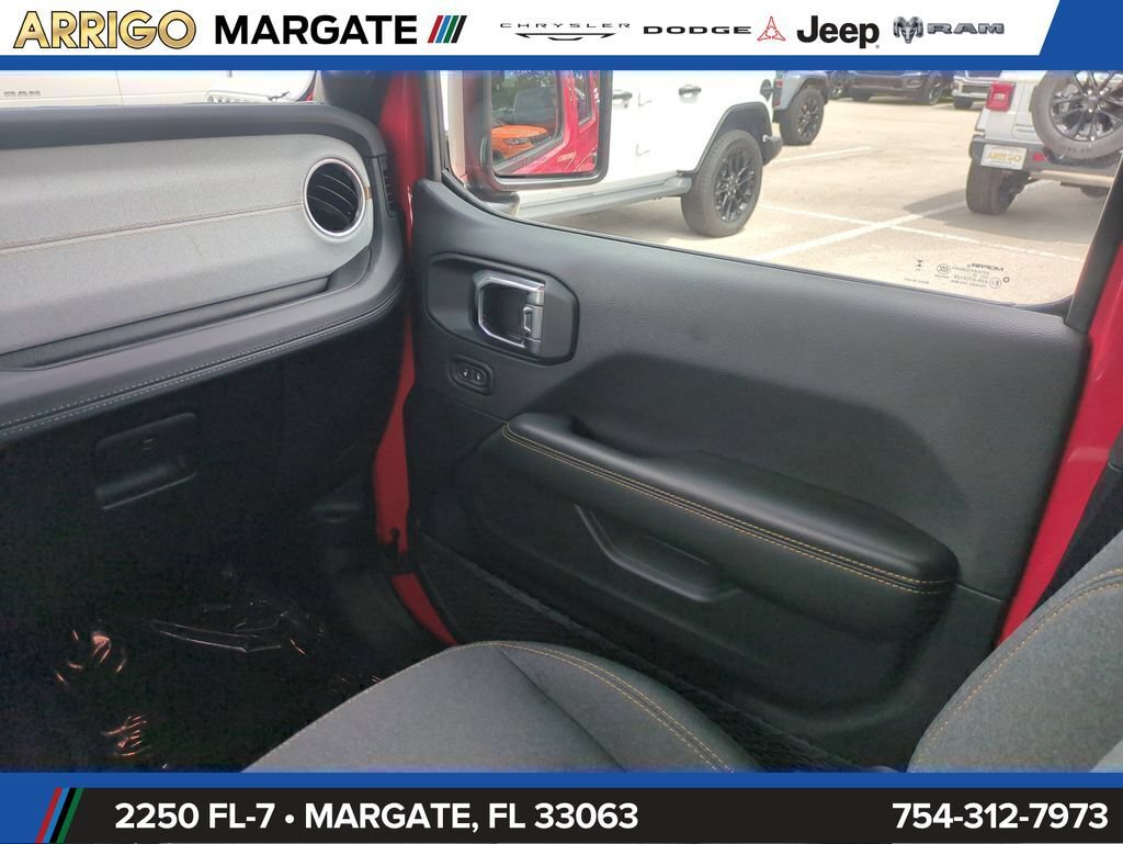 Used 2025 Jeep Wrangler Unlimited Sahara AWD/4WD image 17