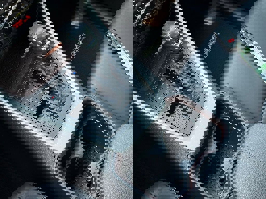 Used 2019 Toyota RAV4 Limited FWD image 35