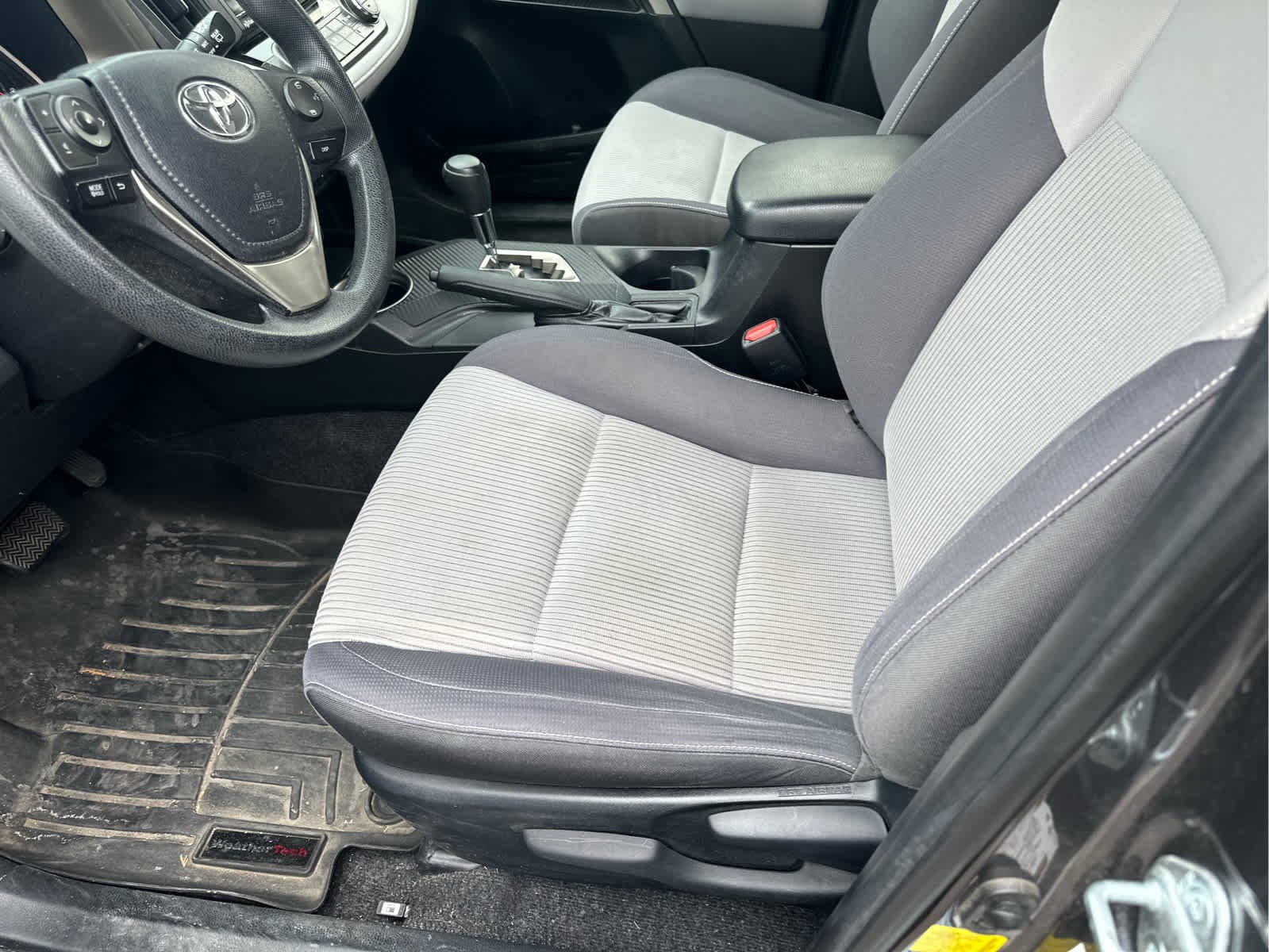Used 2014 Toyota RAV4 XLE image 2