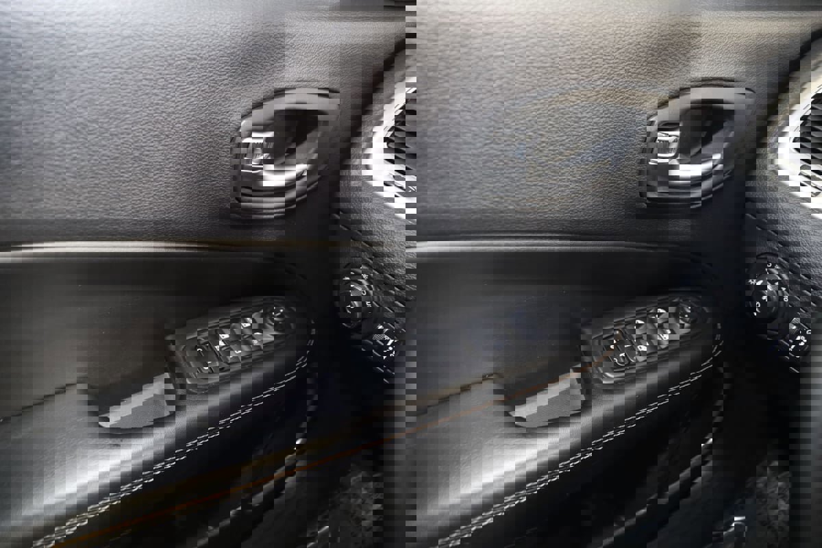 Used 2018 Jeep Compass Latitude w/ Popular Equipment Group image 27