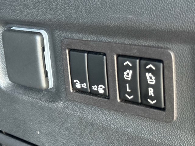 Used 2023 GMC Yukon Denali Ultimate AWD/4WD image 6