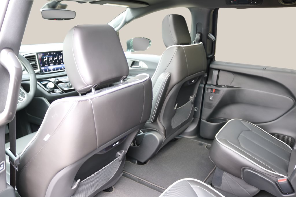 New 2027 Chrysler Pacifica Limited FWD image 15