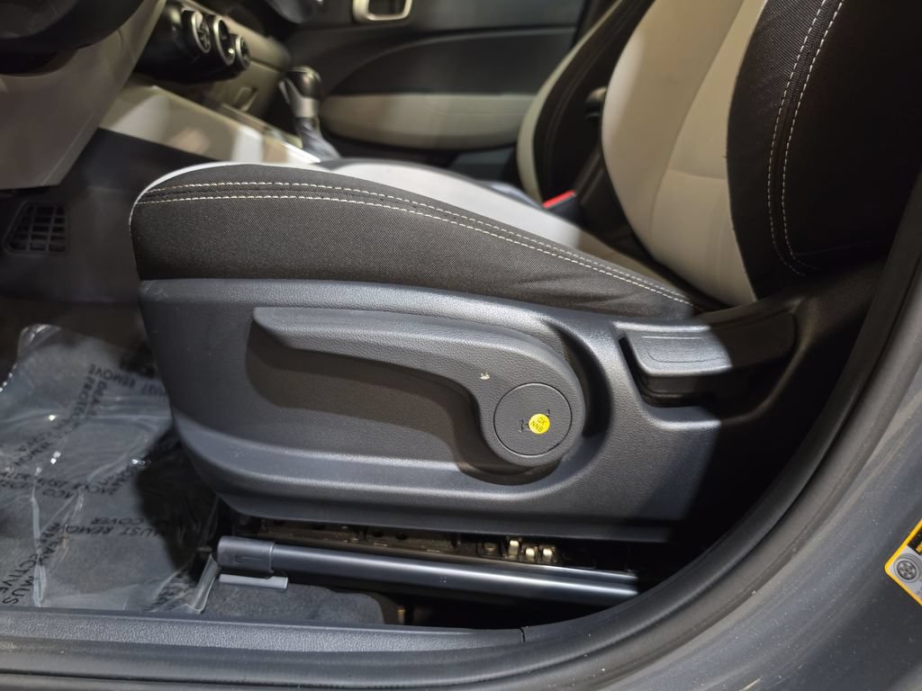 Used 2024 Hyundai Venue SEL FWD image 14