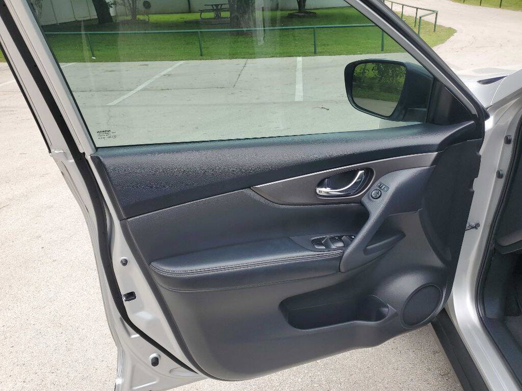 Used 2015 Nissan Rogue S AWD/4WD image 16