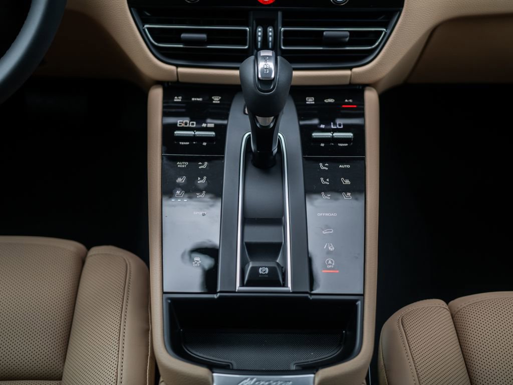 Certified 2025 Porsche Macan image 36