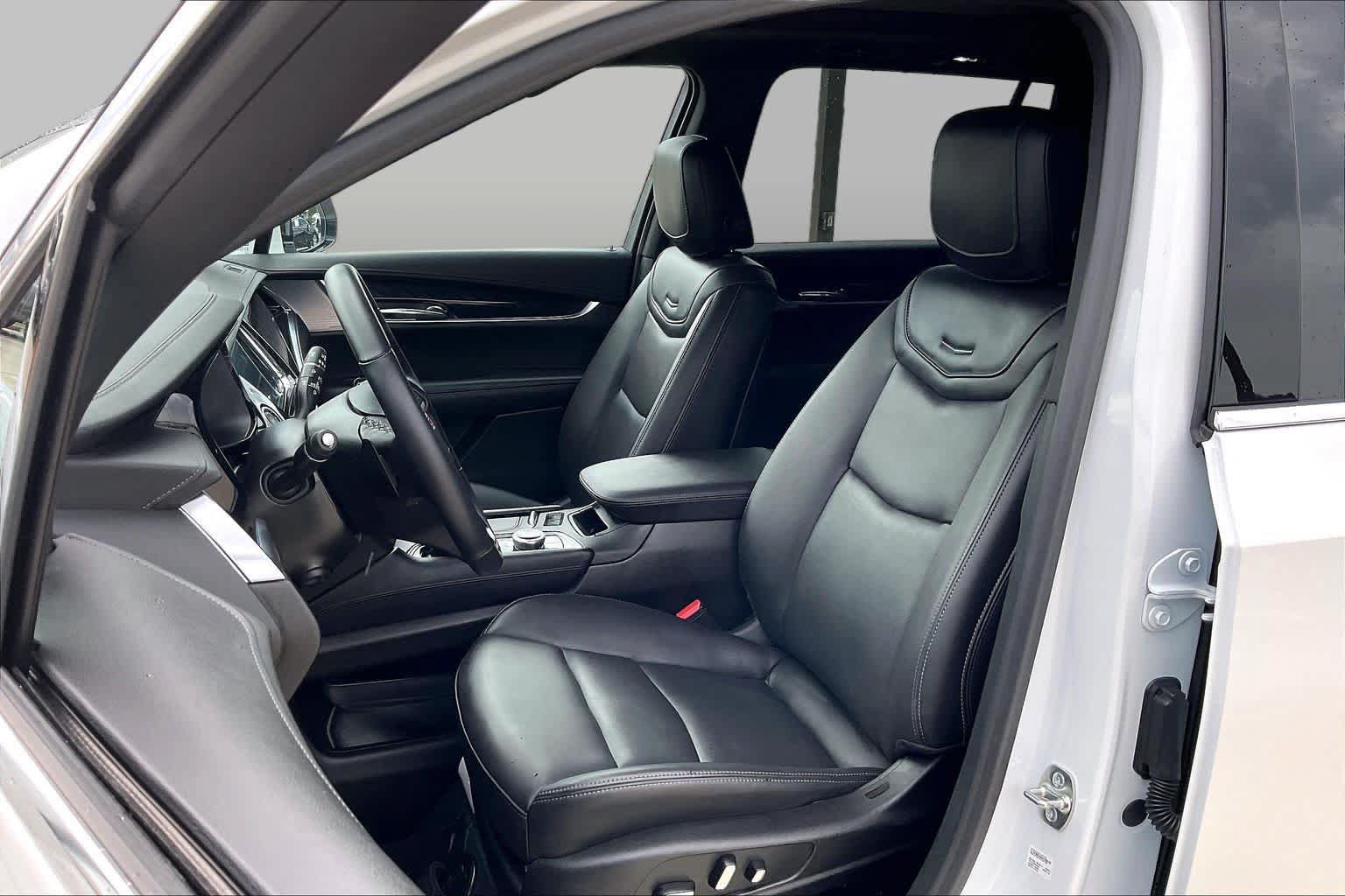 Certified 2025 Cadillac XT6 Premium Luxury FWD image 8