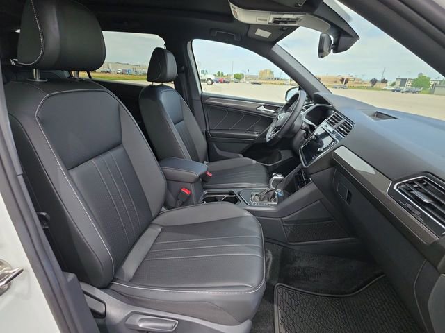 Used 2023 Volkswagen Tiguan SE R-Line FWD image 32