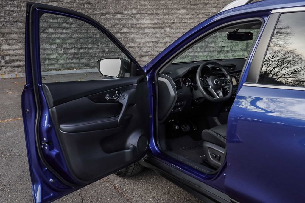 Used 2017 Nissan Rogue SV w/ SV Premium Package image 23