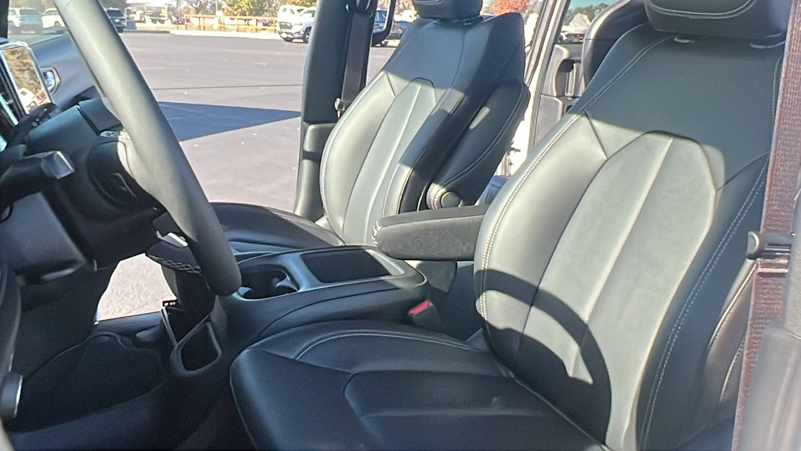 New 2026 Chrysler Pacifica Select image 16