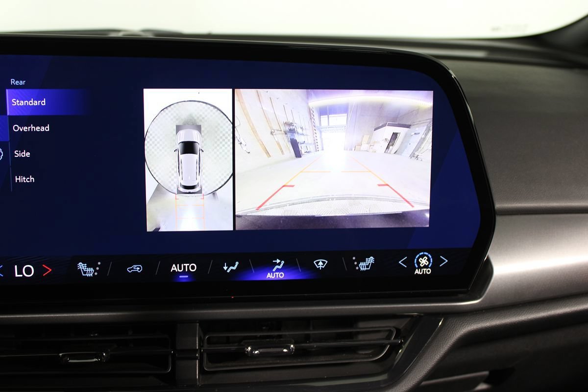 Used 2024 Chevrolet Equinox EV RS w/ LPO, Trailering Package FWD image 18
