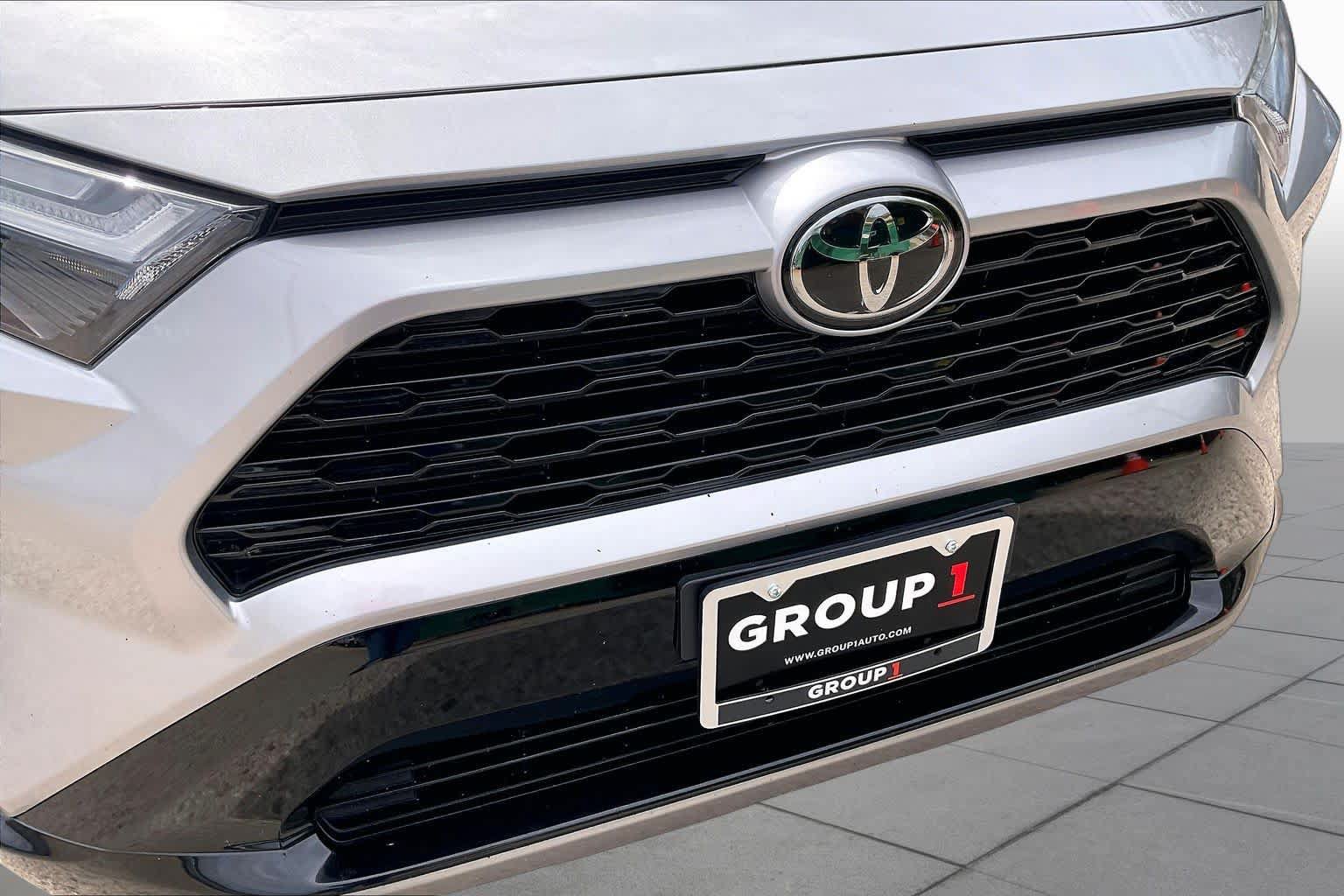 Used 2025 Toyota RAV4 XSE AWD/4WD image 29