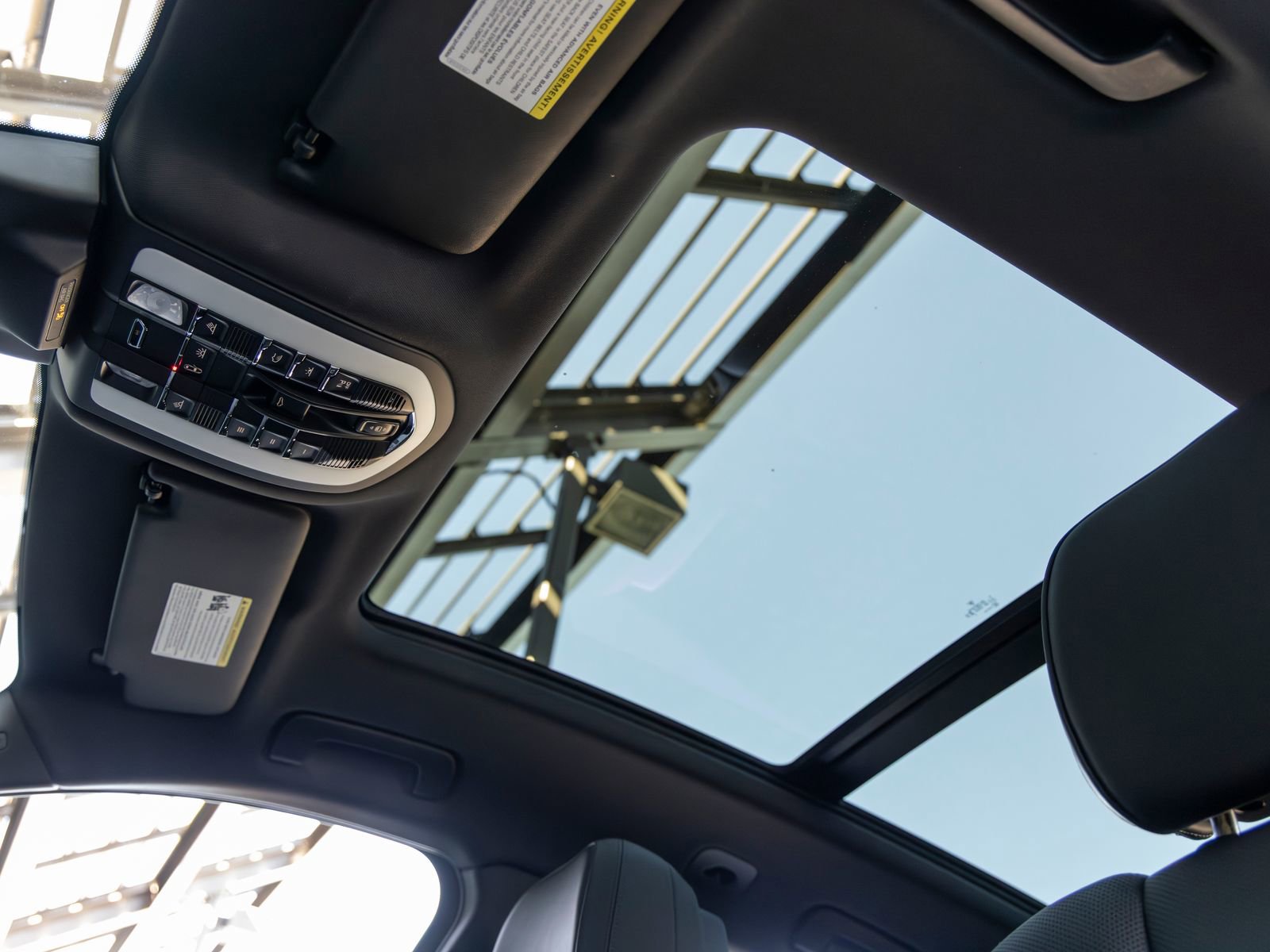 Certified 2025 Porsche Macan AWD/4WD image 28