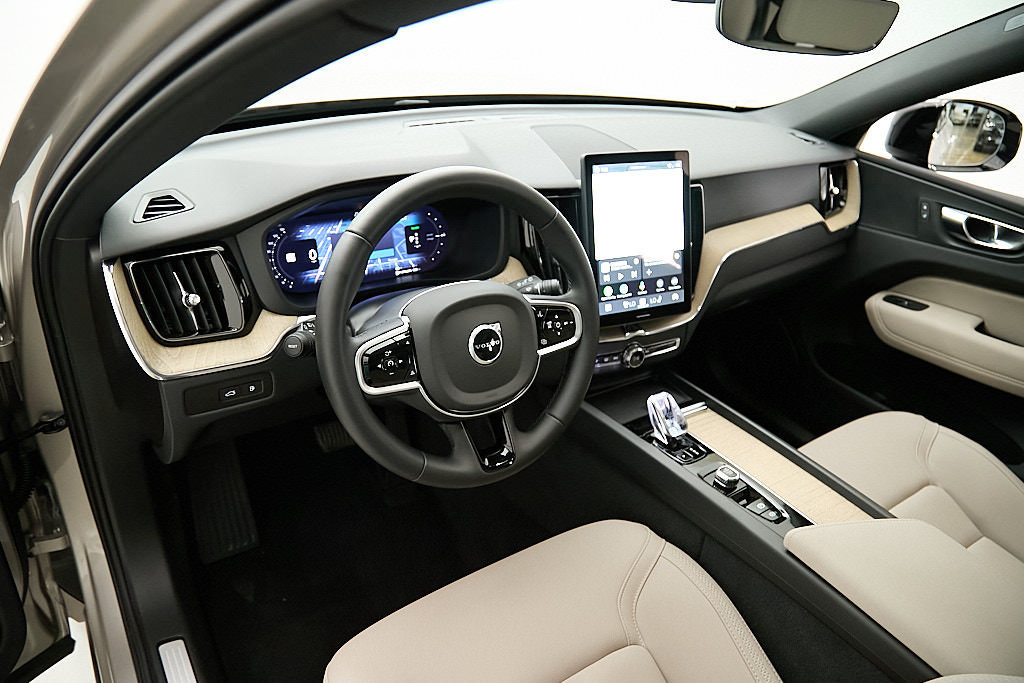 New 2026 Volvo XC60 T8 Plus w/ Protection Package Premier AWD/4WD image 12