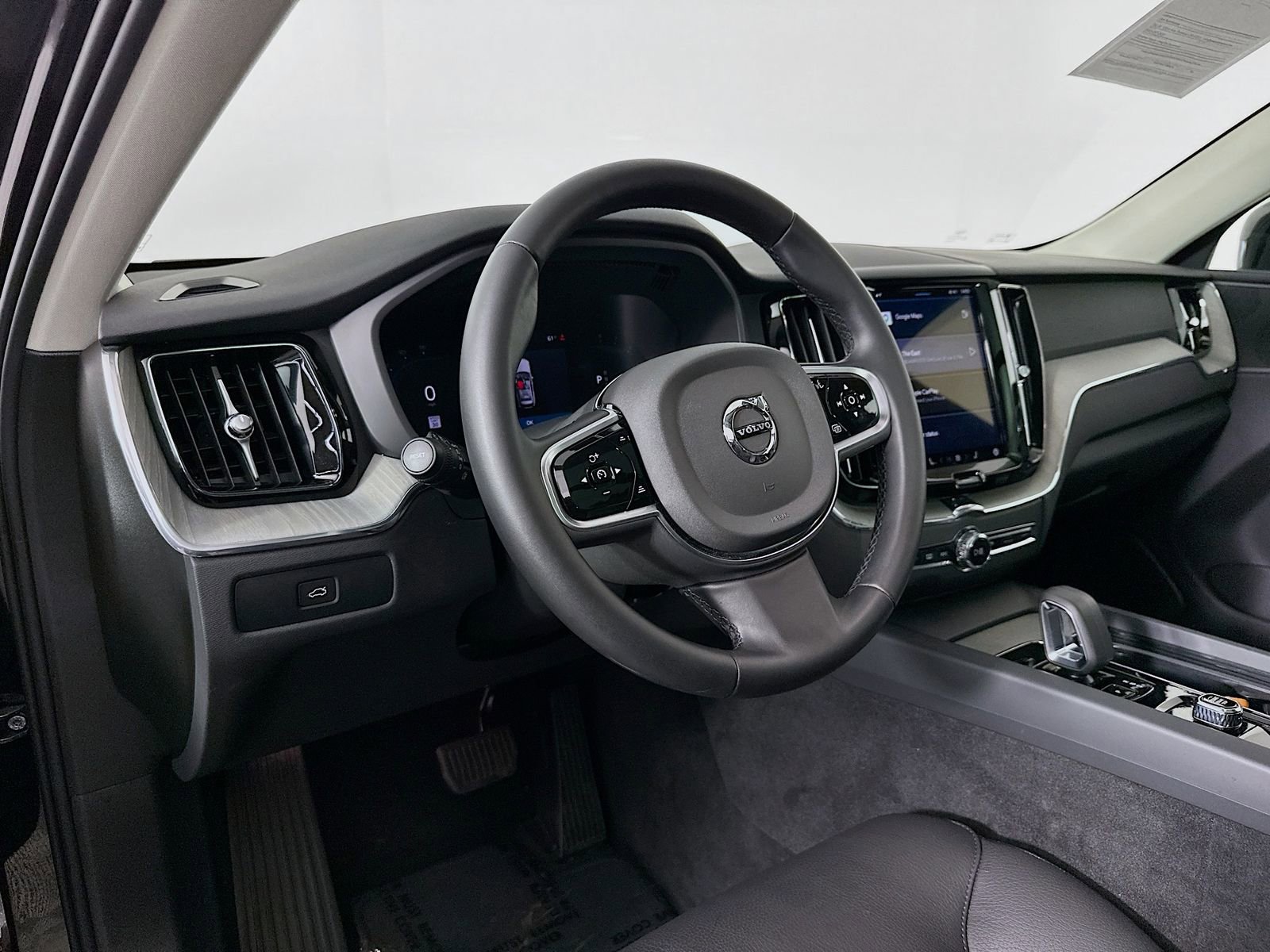 Used 2025 Volvo XC60 B5 Plus image 9