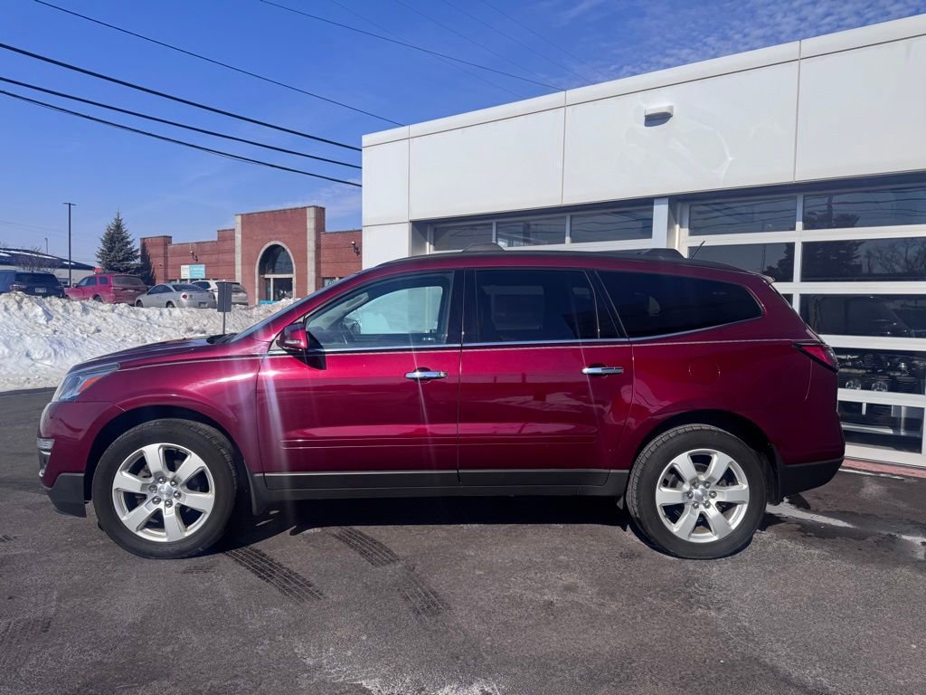 Used 2017 Chevrolet Traverse LT w/ Style and Technology Package image 2
