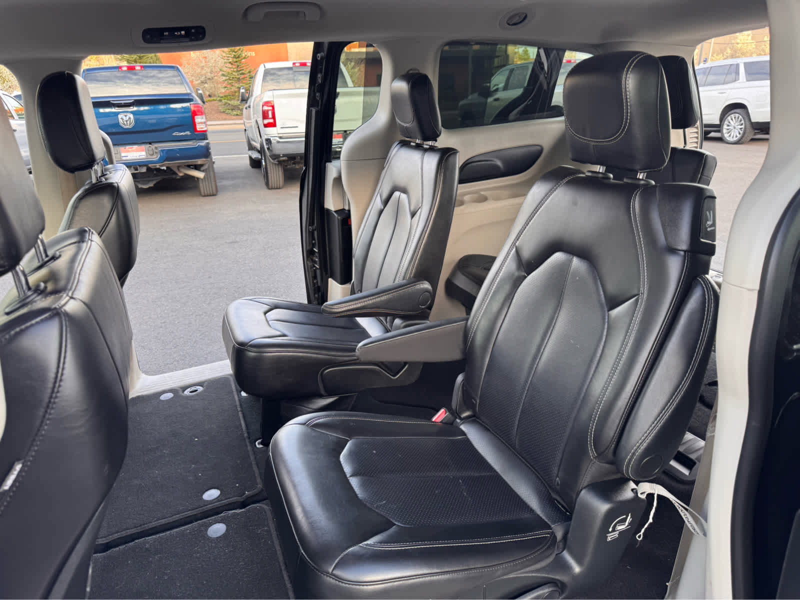 Used 2023 Chrysler Pacifica Touring-L image 10