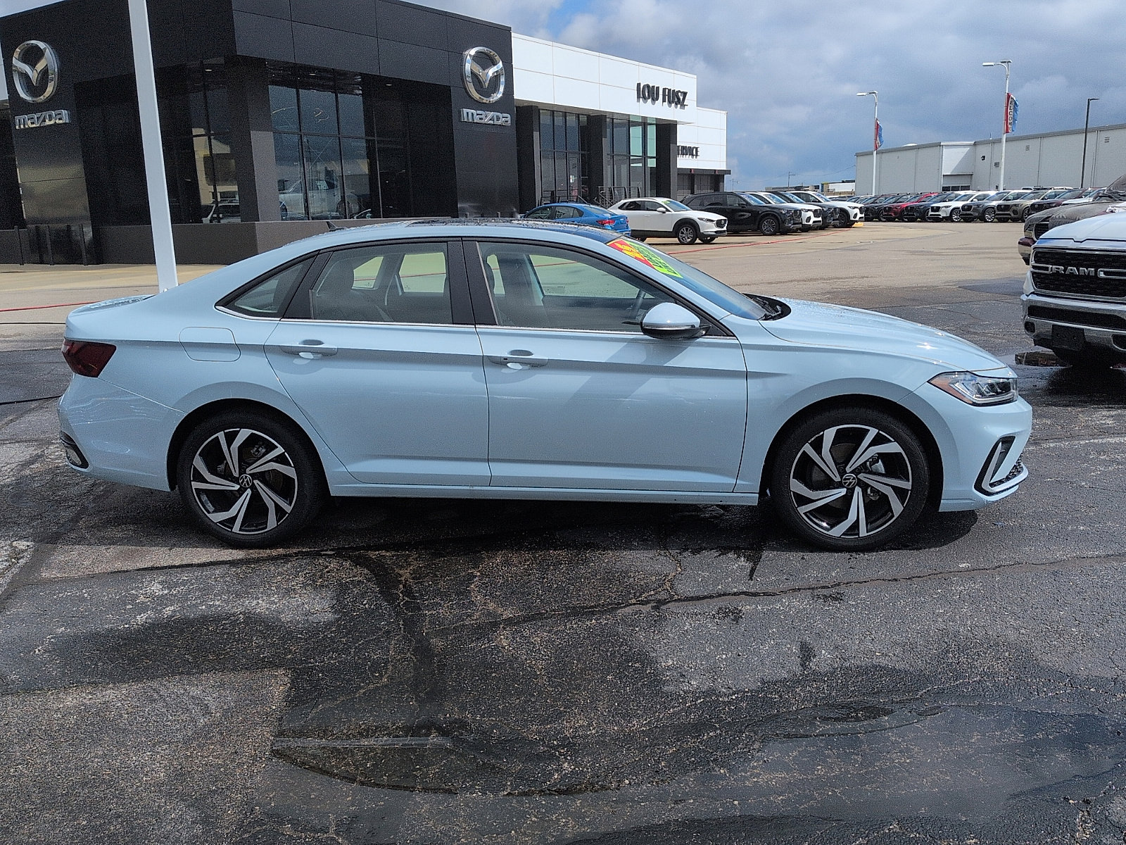 Used 2025 Volkswagen Jetta SEL FWD image 2