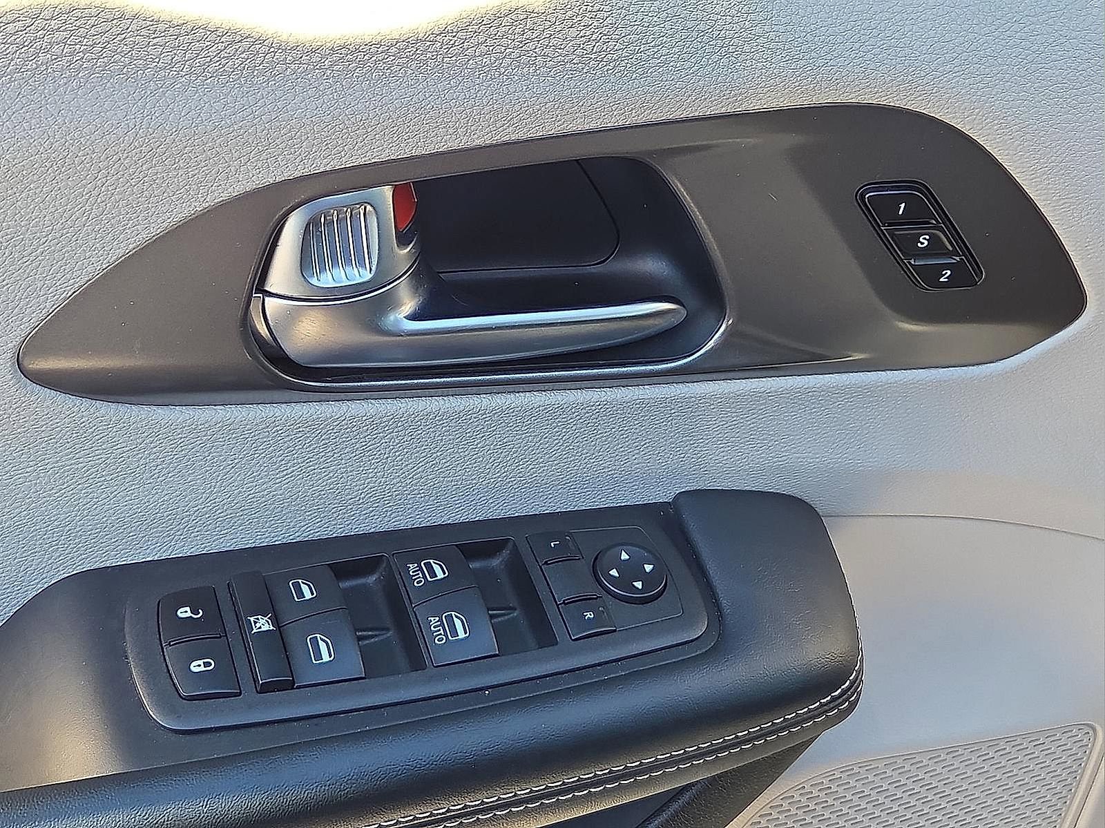 Used 2023 Chrysler Pacifica Touring-L image 14