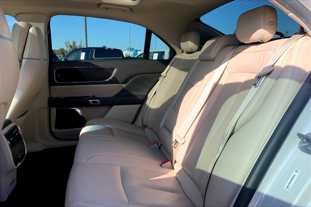 Used 2019 Lincoln Continental Select w/ Continental Climate Package FWD image 11