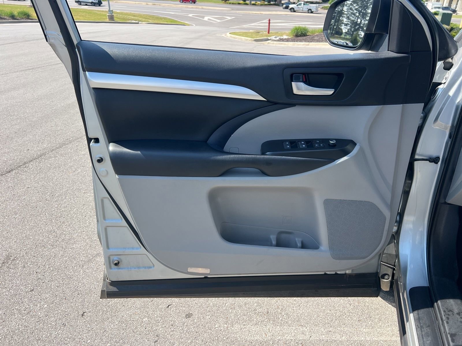 Used 2019 Toyota Highlander XLE FWD image 25