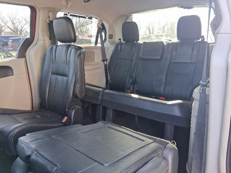Used 2015 Chrysler Town & Country Touring-L w/ Driver Convenience Group image 17
