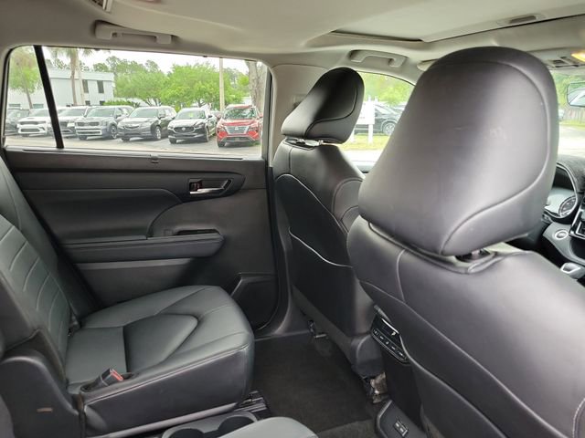 Used 2024 Toyota Highlander XLE FWD image 31