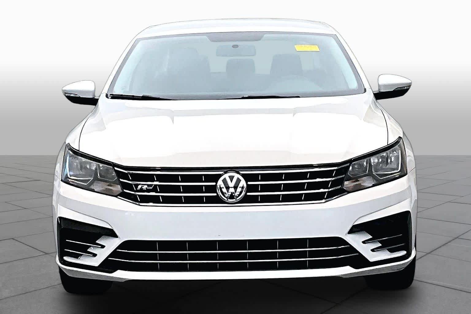 Used 2018 Volkswagen Passat 2.0T R-Line FWD image 4