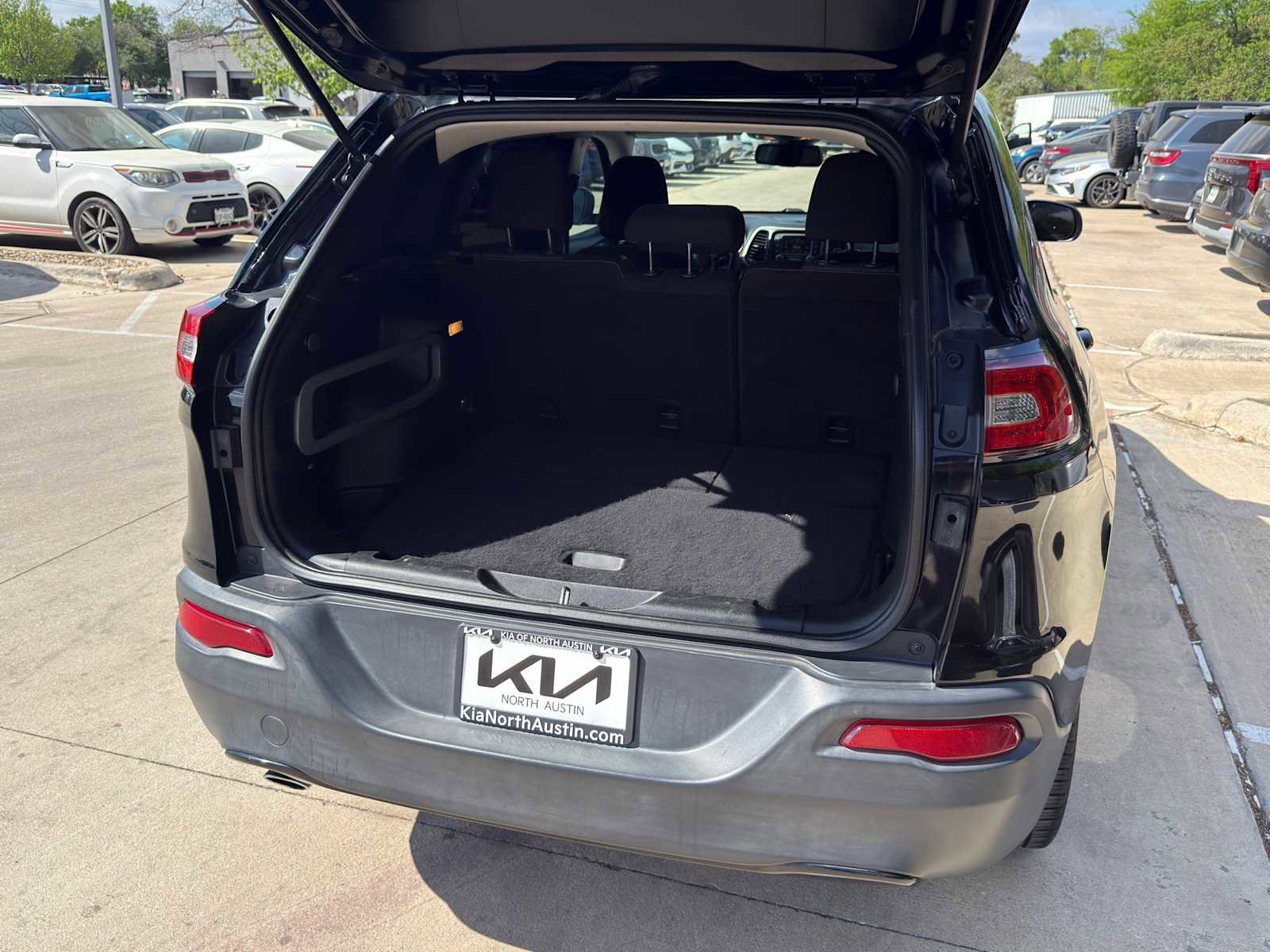 Used 2018 Jeep Cherokee Latitude w/ Altitude Package image 9