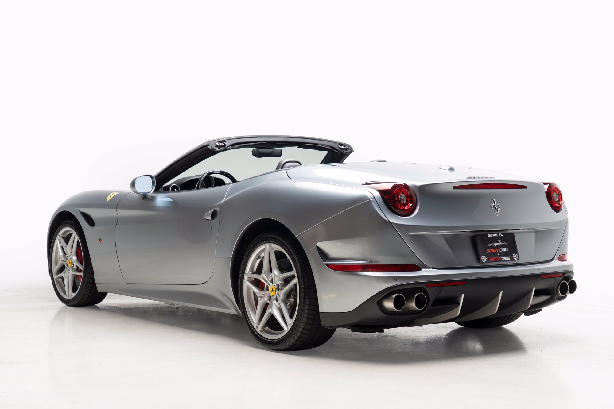 Used 2016 Ferrari California T RWD image 13